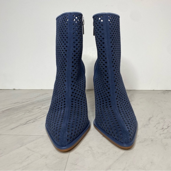 Vince Camuto Yolandal Blue Cutout Suede Pointy Toe Heeled Bootie 6M - Picture 2 of 14